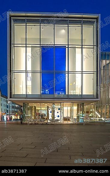 Kunsthalle Weishaupt, modern art gallery, Ulm's new city centre at Hans-und-Sophie-Scholl-Platz square, Ulm, Baden-Württemberg, Germany, Europe.