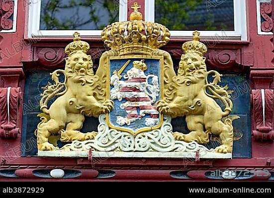Cast iron coat of arms of Hesse, supported by two lions, half-timbered house, Marburg Potters' House, historic centre, Marburg, Hesse, Germany, Europe.