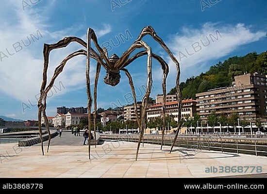 Spider sculpture Maman by Louise Bourgeois, in front of the Guggenheim Museum Bilbao, Bilbao, Basque Country, Biscay Province, Spain, Europe.