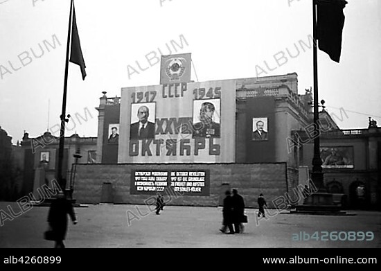 Lenin and Stalin, Propaganda at the Ruin of the New Theatre, 1945, Leipzig, Saxony, DDR, Germany, Europe.