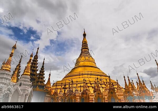 Shwedagon Pagoda (Great Dagon Pagoda) in Yangon, Myanmar (Burma).
