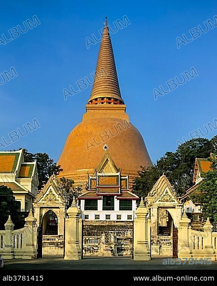 Phra Pathom Chedi, 127 m, the tallest Buddhist building worldwide, Nakhon Pathom, Nakhon Pathom Province, Thailand, Asia.