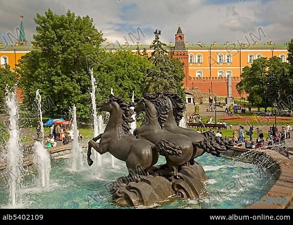 Park and Horses fountain in Alexander Garden at the Maneschnaja road, Moscow, Russia, East Europe, Europe.