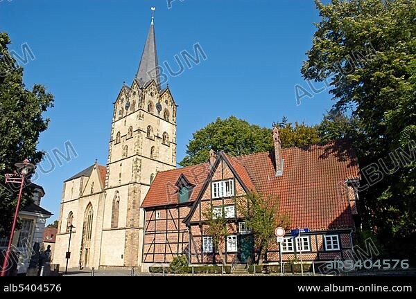 Cathedrale and cantor house, the second oldest framework house in Westphalia, Herford, North Rhine-Westphalia, Germany, Europe.
