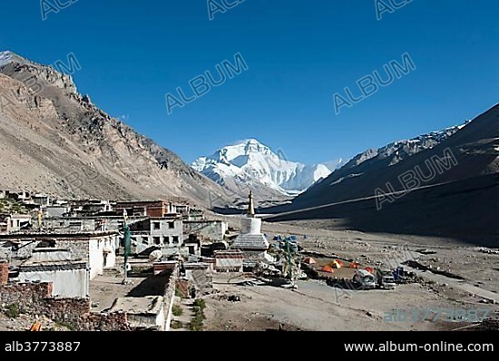 Tibetan Buddhism, Rongbuk Monastery, white stupa, Mount Everest, base camp north side, the Himalayas, central Tibet, U-Tsang, Tibet Autonomous Region, People's Republic of China, Asia.