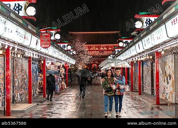 Night shot in rainy weather, HÅzÅmon Gate, entrance to Sensoji Temple, Buddhist temple complex, SensÅ-ji Temple, Asakusa, Tokyo, Japan, Asia.
