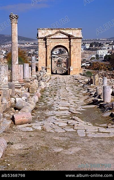 Cardo Maximus (main street) with triumphal arch, Jerash, the ancient Gerasa, Jordan, Asia.