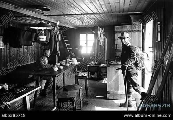 Historic photograph, mountain climber in a mountain hut, around 1930.