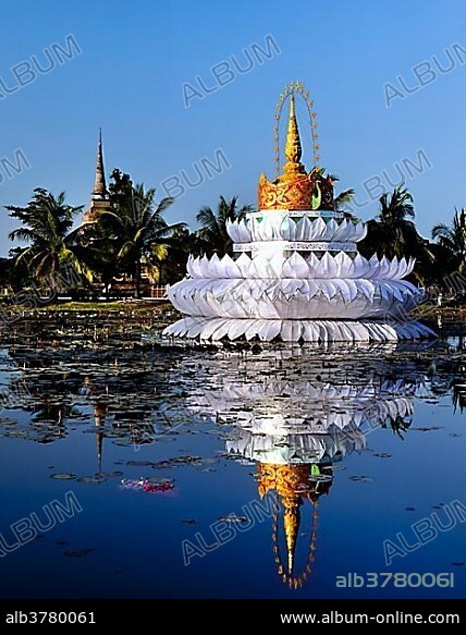 Loi Krathong festival, giant Krathong in the lotus pond, chedi of Wat Sra Si, Sukhothai Historical Park, Sukhothai, Sukhothai Province, Northern Thailand, Thailand, Asia.