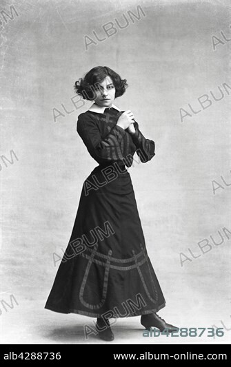 Emilie Marie Bouchaud, aka Polaire (1874-1939), French music-hall singer.. c.1900. . Photo Taponier.