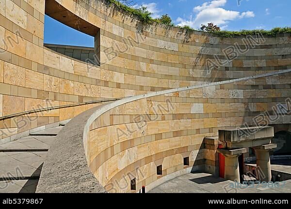 Neue Staatsgalerie, new state gallery by the architect James Stirling, Stuttgart, Baden-Wuerttemberg, Germany, Europe.
