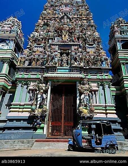 Tuk tuk in front of the gopuram or gate tower at the entrance to the Hindu temple of Colombo II, Fort District, Colombo, Westprovinz, Sri Lanka, Asia.