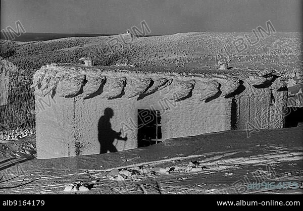 CSSR, Krkonoše, 29. 12. 1986, old (snow-covered) bunker from the Second World War (Schneider line), in the Krkonoše, shadow of a skier.