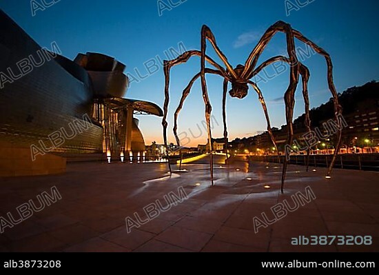 Spider sculpture Maman by Louise Bourgeois, in front of the Guggenheim Museum Bilbao, Bilbao, Basque Country, Biscay Province, Spain, Europe.