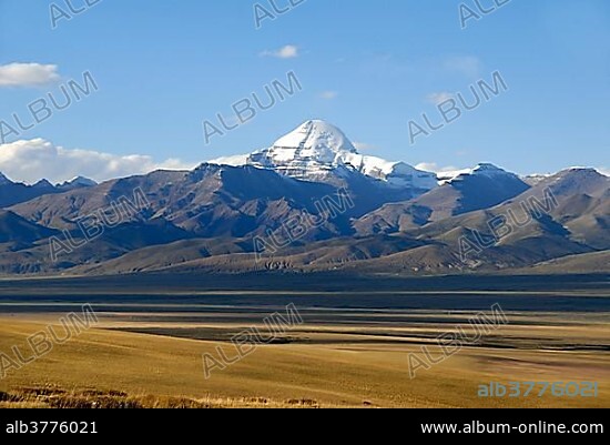 Tibetan Buddhism, vast plateau and the snow-capped sacred mountain of Mount Kailash, 6714 m, south side with Rinne, Gang Rinpoche and Gang-Tise Mountains, Trans-Himalaya, Himalayas, Western Tibet, Tibet Autonomous Region, People's Republic of China, Asia.