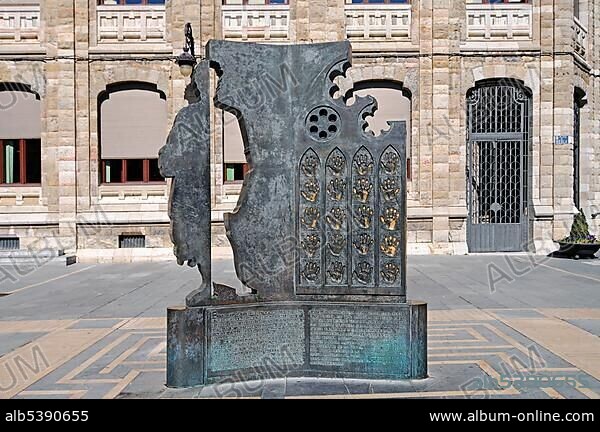 Monument, Plaza Regla, Leon, province of Castilla y Leon, Castile and LeÃ³n, Spain, Europe.