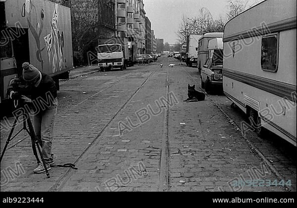 West Berlin, 01.01.1990, at the Wall at Potsdamer Platz, FotoGraf and a dog.