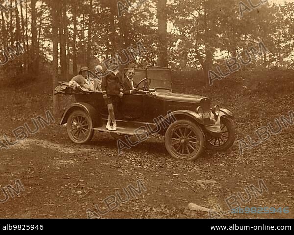 History of the Automobile; Travelling Company in a Car; 1915; Germany; digitally restored reproduction from a 19th-20th century original; Europe.