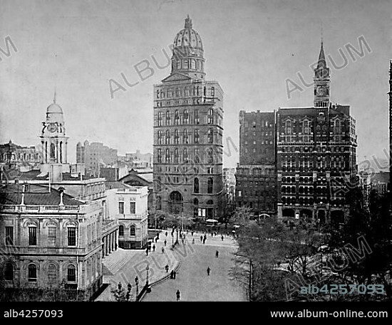 At the City Hall Park in New York, on the left the Town Hall, the tallest building with the dome, the newspaper World, historical photo 1890, United States of America.
