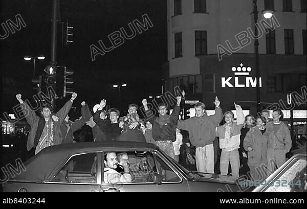 GDR, Berlin, 09. 11. 1989, Opening of the Berlin Wall, Celebration on KuDamm (Kurfürstendamm).
