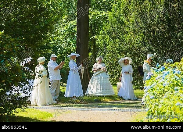 Picnic in white in the castle park of the baroque castle of Rammenau. On the idyllic meadow directly behind the castle with a view of the beautiful castle pond, the picnic places can be occupied. Take your picnic basket and blanket with you on a Sunday outing for the whole family. Garden fans and gourmets alike will get their money's worth!.