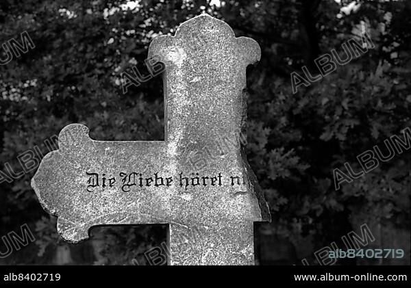 GDR, Berlin, 23. 08. 1990, Invalidenfriedhof: Cross: Die Liebe Höret ni . . on Scharnhorststraße, at the Wall to West Berlin.