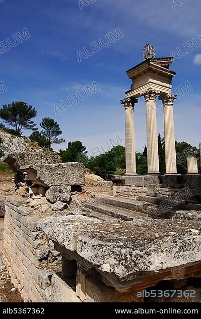 Glanum Temple, Plateau des Antiques, Saint Remy de Provence, Provence, France, Europe.
