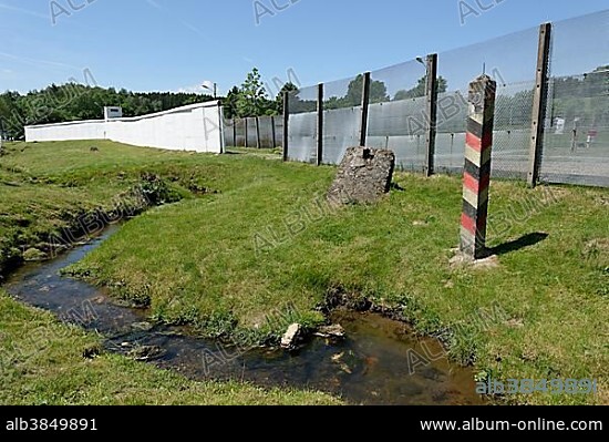 Border post of GDR border to the former GDR, the rest of the wall and barrier in the divided village Mödlareuth, German-German Museum Mödlareuth, Bavaria, Thuringia, Germany, Europe.