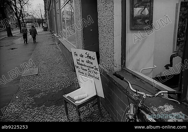 GDR, Berlin, 28.01.1990, art installation by Reinhard Zabka: To all Stasi and especially everyday informers, here you can wash your hands of it..., on the occasion of an exhibition by Reinhard Zabka in the Galerie am Prater.