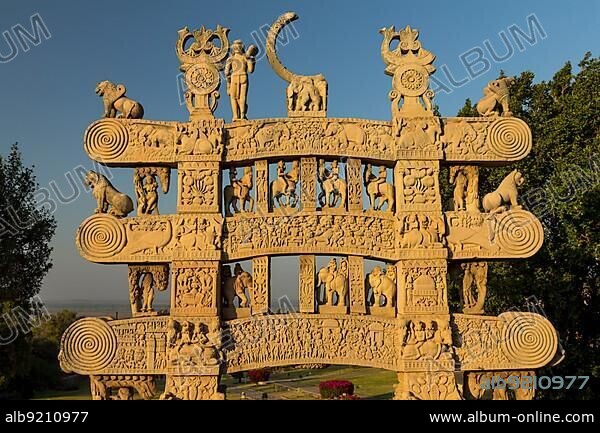 Elaborately carved North Torana, gateway. Great Stupa, Stupa 1, at Sanchi, monument of Indian Architecture, constructed at the time of ruler Ashoka, Maurya Empire, Indian Subcontinent. Buddhist Monuments at Sanchi, a UNESCO World Heritage Site. Sanchi, Madhya Pradesh, India, Asia.