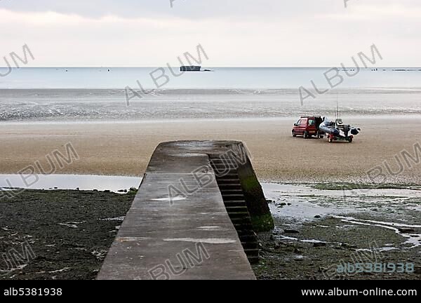Arromanches-les-Bains, D-Day, Gold Beach, remnants of the artificial landing harbour, Mulberry Harbour, Normandy, France, Europe.