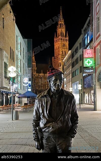 Sigi Sommer, Siegfried Sommer, Munich original, writer and journalist, memorial, Rosenstrasse at night, city hall in the back, Munich, Bavaria, Germany, Europe.