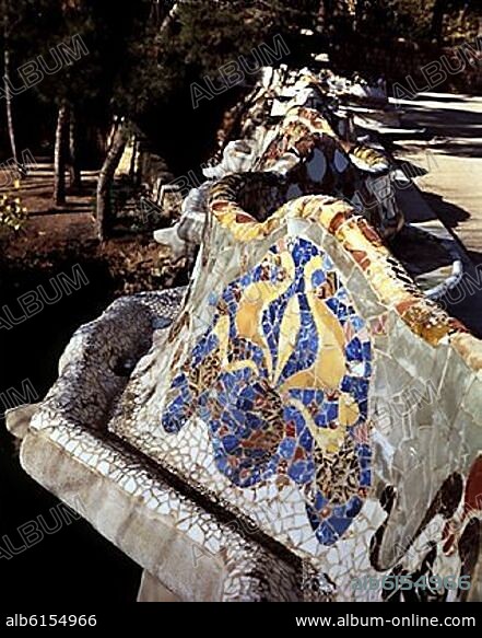 ANTONI GAUDÍ. DETALLE DEL BANCO CORRIDO Y ONDULADO DEL PARQUE GÜELL RECUBIERTO DE AZULEJOS QUE BORDEA LA EXPLANADA  - 1900/1914.