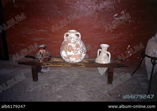 VASIJAS EN LA SALA DE LOS BAÑOS FRIOS - S XI.