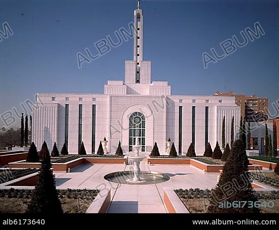 EXTERIOR-FACHADA EN MARMOL Y JARDINES CON SUTIDOR EN EL CENTRO 1998.