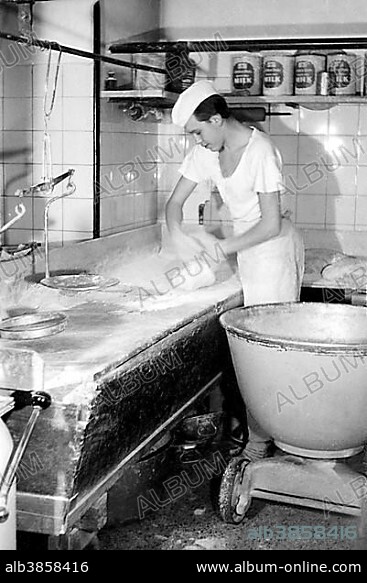 Baker ca. 1930, exact place unknown, Germany, Europe.
