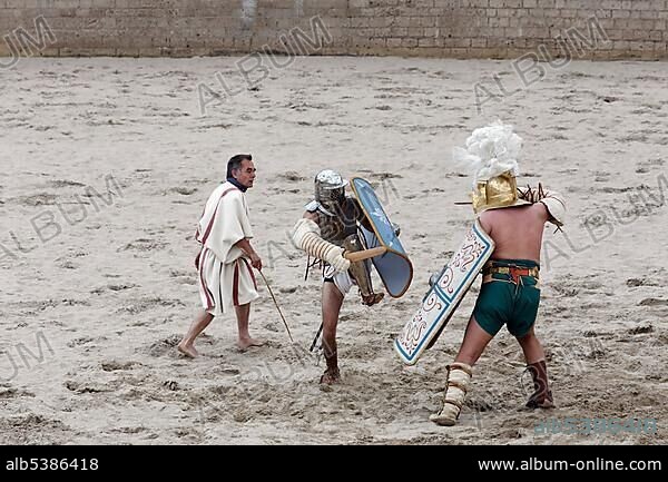 Provocator versus Murmillo, gladiator fight, exhibition fight, Familia Gladiatoria Pulli Cornicinis by Marcus Junkelmann, Roemerfest festival 2012, stadium of the Archaeologischer Park Xanten outdoor museum, Lower Rhine region, North Rhine-Westphalia, Germany, Europe.