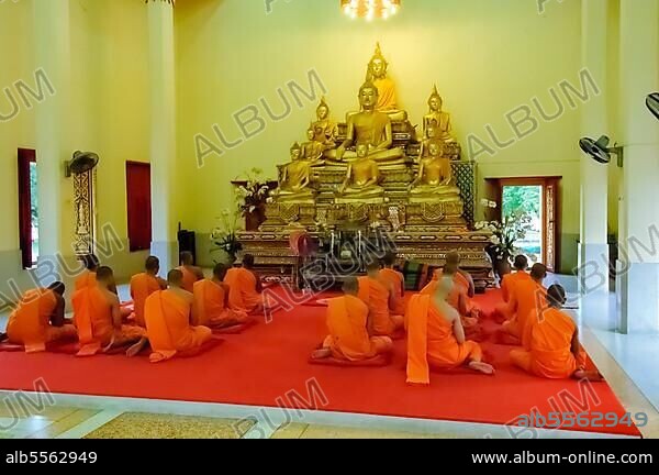 Buddhistische Mönche beten bei Gebet in Tempel, Wat Chalong, Ohuket, Thailand, Asia.