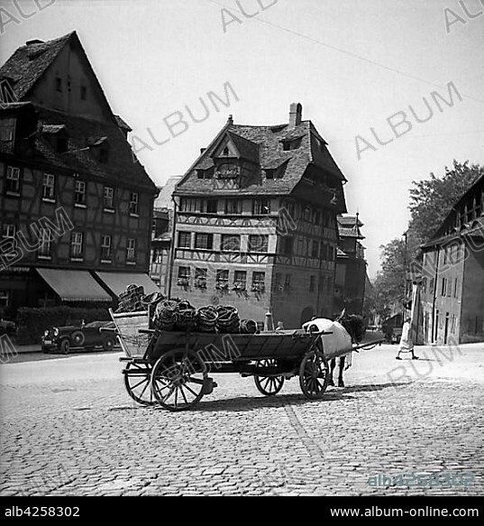 Horse-drawn carriage and half-timbered houses approx. 1945 to 1955, Rothenburg ob der Tauber, Germany, Europe.