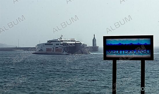 CARTEL DEL MAR MEDITERRANEO CON EL FERRY TARIFA TANGER SALIENDO DEL PUERTO DE TARIFA AL FONDO.
