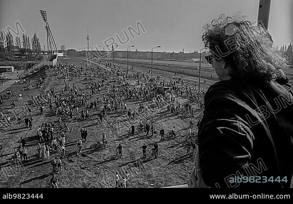 GDR; Berlin; 01.04.1990; View from the watchtower; park supporters planting trees on the Wall strip at Falkplatz; later Mauerpark; bicycle demonstration from the Rotes Rathaus to Falkplatz; on the right the border fortifications; in the background the Forum; hotel and the television tower; Zion Church.