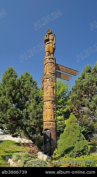 Carved wooden sign post, Ehrenfriedersdorf, Ore Mountains, Saxony, Germany, Europe.