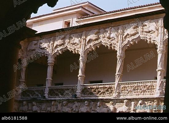 JUAN GUAS. INTERIOR - GALERIA ALTA Y BALAUSTRADA DEL PATIO DE LOS LEONES - S XV - ESTILO REYES CATOLICOS.