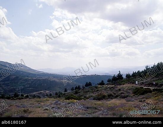 VALLE DEL JARAMA - ALTOS DE MAJAELRAYO (IZQ) Y SIERRAS DEL ROBLEDAL Y DEL ALTO DEL REY AL FONDO.