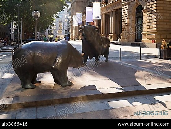 Bronze sculptures bull and bear, square of the stock exchange, Frankfurt am Main, Hesse, Germany, Europe.