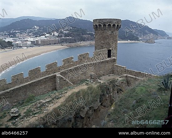 UNA DE LAS TORRES ROMANICAS DEL CASTILLO DE TOSSA DE MAR CONSTRUIDO ENTRE LOS SIGLOS XII Y XIV.