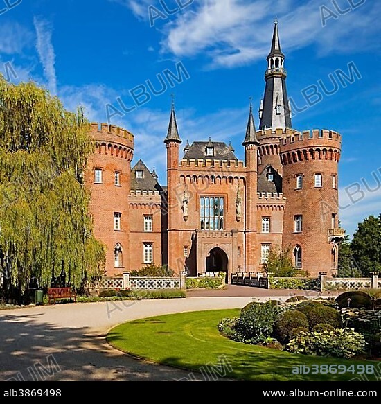 Moylan Castle, with castle garden, moated castle, Museum of Modern Art, Bedburg Hau, Lower Rhine, North Rhine-Westphalia, Germany, Europe.