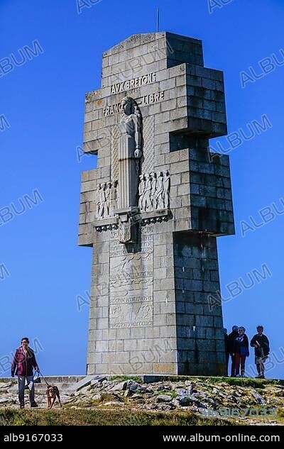 Monument Aux Bretons for the Bretons killed in the 2nd World War during the liberation of France from Nazi Germany at Pointe de Pen Hir near Camaret-sur-Mer on the Crozon Peninsula, Department of Finistere Penn ar Bed, Brittany Breizh Region, Atlantic Coast, France, Europe.