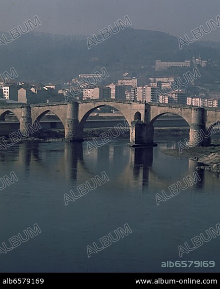 PUENTE ROMANO SOBRE EL RIO MIÑO CONSTRUIDO EN TIEMPOS DE TRAJANO - RECONSTRUIDO EN EL SIGLO XIII.