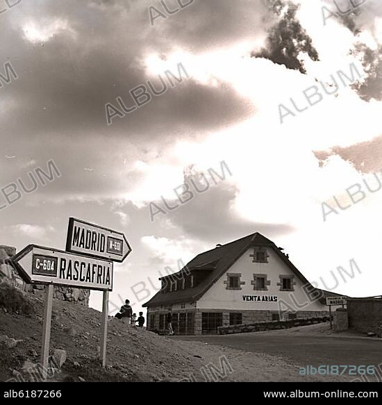 HOSTAL VENTA ARIAS EN EL PUERTO DE NAVACERRADA - FOTOGRAFIA EN BLANCO Y NEGRO - AÑOS 60.